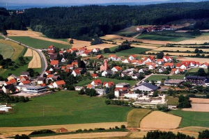 Luftaufnahme von Schwend in herrlicher Wandergegend