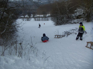 Rodeln, Ski-Langlauf, Alpin Ski und Eislauf kann man in der näheren Umgebung.
