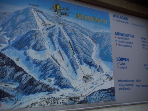 Der Brennberg bei Etzelwang, 21 km entfernt mit tollen Alpin Ski-Abfahrten, 650 Meter.