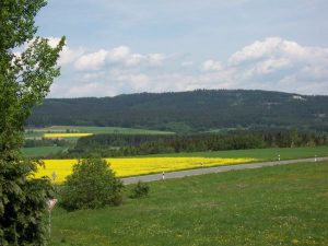 Blick auf die Waldsteinkette Bild 2: Erholung und Entschleunigung am Weissenstädter See im Fichtelgebirge