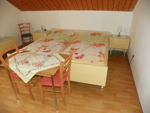 Doppelbettzimmer mit wunderschönen Blick auf den Gartenteich des Nachbargrundstückes.