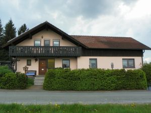 Unser Haus in ruhiger Lage am Wald- und Stadtrand nicht weit vom Weißenstädter See bietet einen idealen Ausgangspunkt für Fuß- und Radwanderungen zu den Gipfeln und den Quellen des Fichtelgebirges. Die Therme Siebenquell liegt nahe unserem Haus.

Hundebesitzer finden Entspannung und Erholung im Wald, am See und auf der Flur.