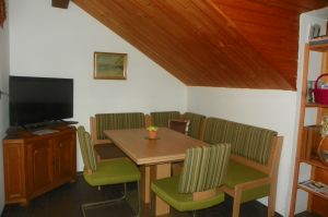 Wohn- und Essraum Wohnzimmer mit Sitzecke und SAT-Fernsehen