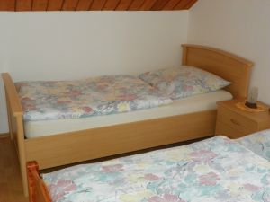 helles Zweibettzimmer mit wunderschönen Blick auf den Gartenteich des Nachbargrundstückes.