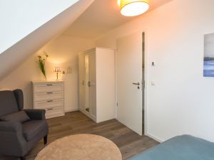 mit Kleiderschrank und Sessel zuzüglich Kinderreisebett