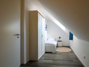 mit Kleiderschrank