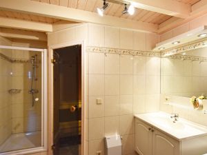 im Erdgeschoss mit Dusche