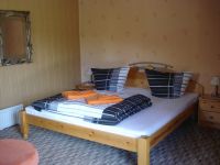 Luv - Schlafbereich - Doppelbett - Bild 6: Ferienwohnung im Bungalow direkt an den Boddenwiesen 350 m Ostsee