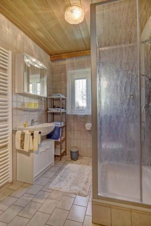 Das Bad wurde 2022 im Frühjahr neu renoviert ist seniorengerecht gestaltet.