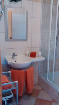 Apartment 1 Bad mit Dusche und WC. Handtücher, Duschvorleger, Fön sind vorhanden. - Bild 9: Kokomo - moderne, vollausgestattete Ferienwohnung Insel Vir