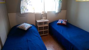 Schlafzimmer mit 2 Einzelbetten, zusammenstellbar