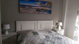 Schlafzimmer mit Doppelbett und Balkon