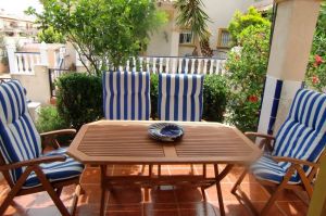 Terrasse vor der Haustür mit Esstisch und Stühlen