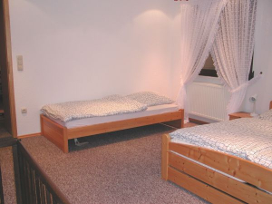 Schlafzimmer mit Doppel- und Einzelbett.