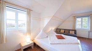 Zum Schlafen ein Doppelbett mit 2 Matratzne á 90x200 cm.
Für den dritten Gast steht eine Schlafcouch mit Federkernausstattung bereit.