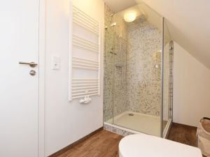 Bad 4 mit Dusche im DG