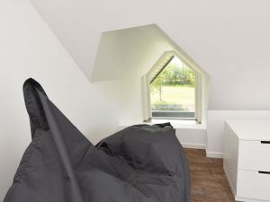 Schlafzimmer 3 mit Sitzsack und Spielecke im DG