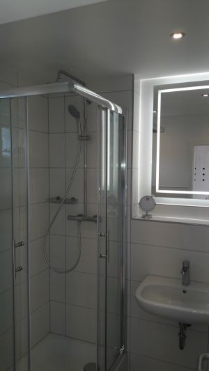 Badezimmer mit Duschkabine und Regendusche