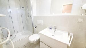 ist modern voll gefliest, hat einen Handtuchheizkörper,Echtglasduschkabine und ein Fenster mit Insektenschutzgitter.