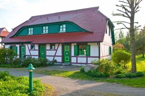In dieser schönen Anlage liegt die Ferienwohnung Inselschwalbe. Hier beginnt der Urlaub bereits vor der Haustür.