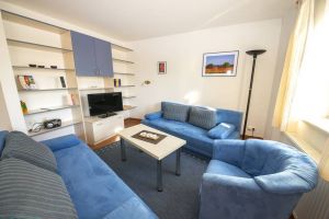 unserer Inselschwalbe mit 2 großen ausziehbaren Federkerncouchen und Insektenschutzfenster für Ihren geruhsamen Schlaf.