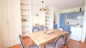 mit Blick auf die Terrasse. Die Einbauküche ist voll ausgestattet.