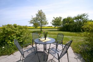 mit schönen Möbeln ausgestattet und viel Grün.