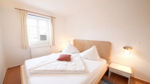 mit neuen Matratzen und Lattenrosten, großen Einbauschrank und Insektenschutzfenster für Ihren geruhsamen Schlaf.