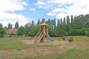 In dem Feriendorf sind die Spielpätze liebevoll so angelegt, dass Sie auf der Terrasse in Ruhe entspannen können.