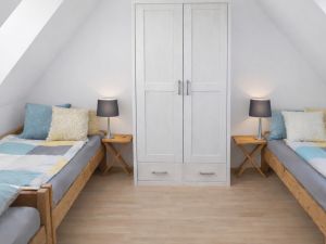 Dreibettzimmer mit TV