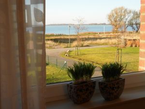 2 Unterkünfte im Haus Boddenblick in Wiek 80 m zum Wasser, Terrasse, Garten,Internet und Fahrräder.