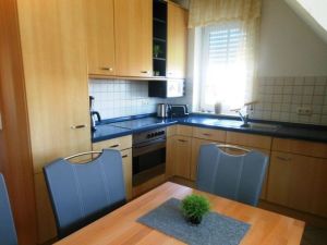 Küche mit Spülmaschine und Backofen.