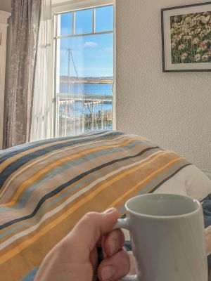mit Blick auf den Hafen