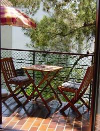 Alle Balkone sind mit Holzsitzmöbeln und Sonnenschirm ausgestattet - Bild 6: Ferienwohnung Samsa in Rovinj / Istrien 250 m vom Strand