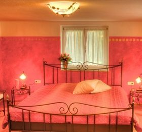 -Bett mit Bio-Komfortmatratze 
-Verstellbarer Lattenrost
-Bettwäsche und Luxus-Bettdecken in Übergröße 220 x 150 sind in jedem Schlafzimmer vorhanden.

Das stimmungsvolle, in warmem Rot gestaltete Zimmer mit dem romantischen Metallbett verspricht traumhafte Nächte.
Eingekuschelt mit fabelhaften Träumen streichelt Sie die Vorfreude auf die Unternehmungen der nächsten Tage in den Schlaf.
