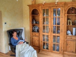 -Relaxsessel
-Holzschrank mit Gläsern