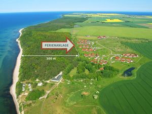 Der Blick von oben auf die Ferienanlage und die Ostsee zeigt, wie nah der Strand ist.