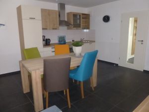 Küche mit Backofen und Spülmaschine