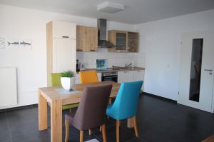 Mit Spülmaschine und Backofen
