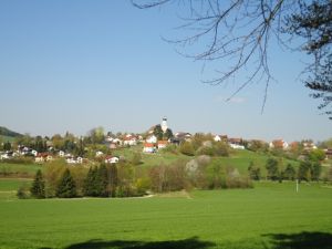 Aufnahme mit Standort Kirchbachaue. Der Ortskern von Stamsried mit dem Marktplatz und der Kirche.