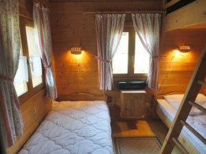 Im Kinderzimmer befinden sich 2 Einzelbetten und über dem rechten Einzelbett ein eingebautes Hochbett.
