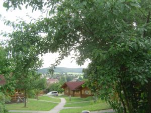 Blick aus dem Ferienpark auf den Ort Stamsried mit dem Barockschloß im Tal.