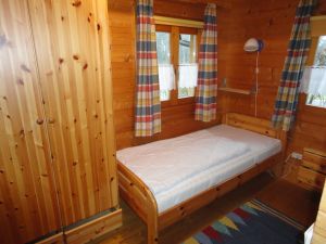 Einzelbett im Kinderzimmer und Kleiderschrank.
