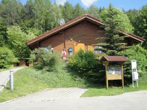 Das Rezeptionsgebäude mit dem Parkplatz davor liegt am oberen Rand des Ferienparks. In der Rezeption finden Sie auch die Sauna, den Massageraum, Waschmaschne und Trockner.