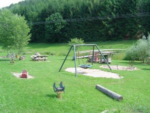 Kinderspielplatz in der nahe gelegenen Kirchbachaue.