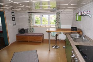 Theke für ein kleines Frühstück oder einen Wein beim Kochen. Ein Bank zum Ausruhen und Lümmeln.