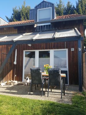 Außenansicht mit Garten und Terrasse