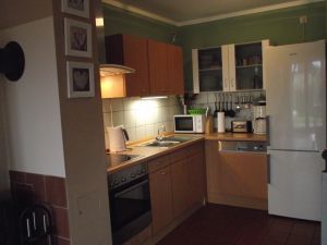 Komplett ausgestattete Küche mit Herd, Ofen, Kühlschrank mit Gefrierfach, Toaster, Wasserkocher, Kaffeemaschine, Geschirr und Besteck