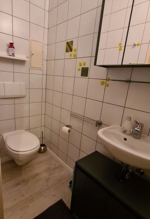 Mit WC und Waschbecken.
