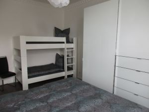 Großes Doppelbett und Etagenbett
